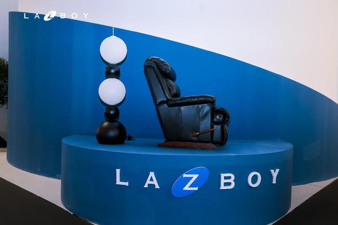 亿电竞：2024深圳国际家具展盛大启幕LAZBOY掀起舒适新浪潮(图6)